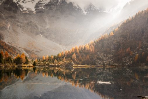Panorama autunnale di un lago in montagna