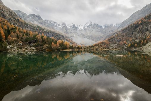 Panorama autunnale di un lago in montagna