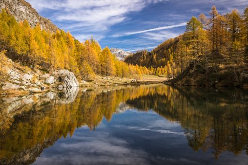 Panorama autunnale di un lago in montagna