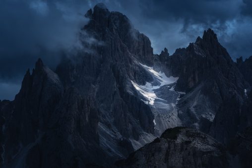 Lama di luce sulla neve tra pareti rocciose, fotografia di paesaggio d'alta quota per il progetto The Dark Side.