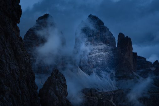 Tre Cime di Lavaredo nella nebbia, fotografia di paesaggio cupa per il progetto The Dark Side.