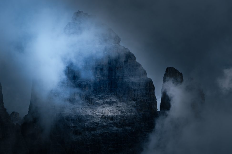 Guglie rocciose isolate dalla nebbia, fotografia di paesaggio scura per il progetto The Dark Side.