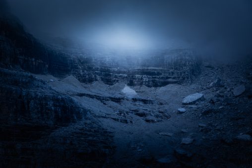 Anfiteatro roccioso in ombra con luce centrale, fotografia di paesaggio minimale per il progetto The Dark Side.