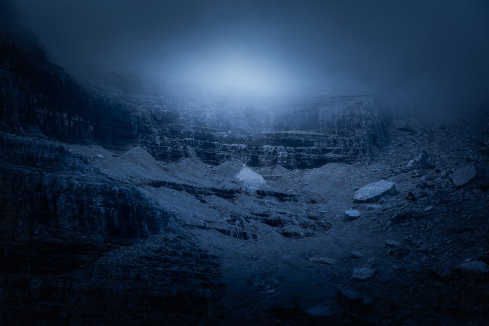 Anfiteatro roccioso in ombra con luce centrale, fotografia di paesaggio minimale per il progetto The Dark Side.