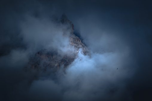Picco montano tra le nuvole, fotografia di montagna drammatica per il progetto The Dark Side.