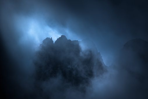 Silhouette di montagna nella nebbia con luce fredda, fotografia di paesaggio fine art per il progetto The Dark Side.