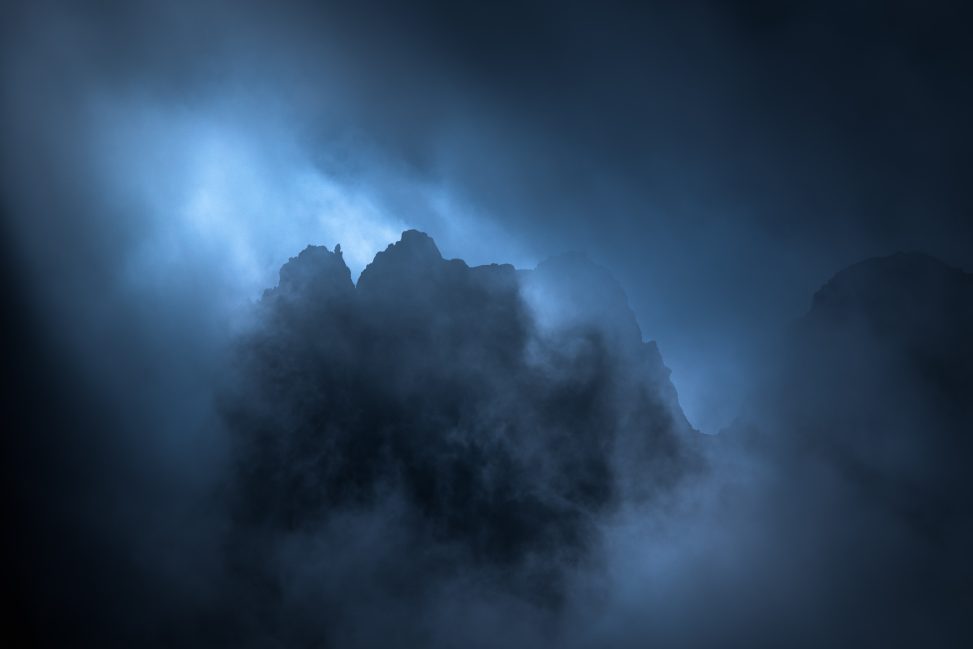 Silhouette di montagna nella nebbia con luce fredda, fotografia di paesaggio fine art per il progetto The Dark Side.
