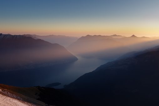 Panorama al tramonto sul lago di Como