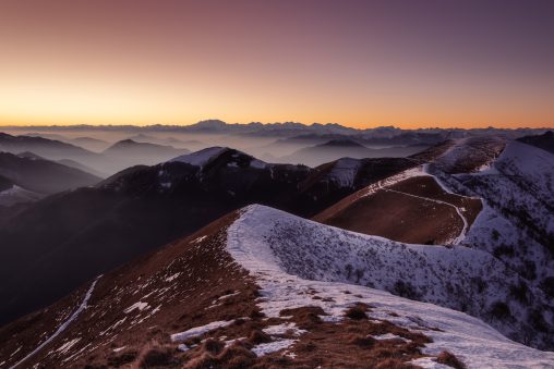 Panorama di montagna al tramonto